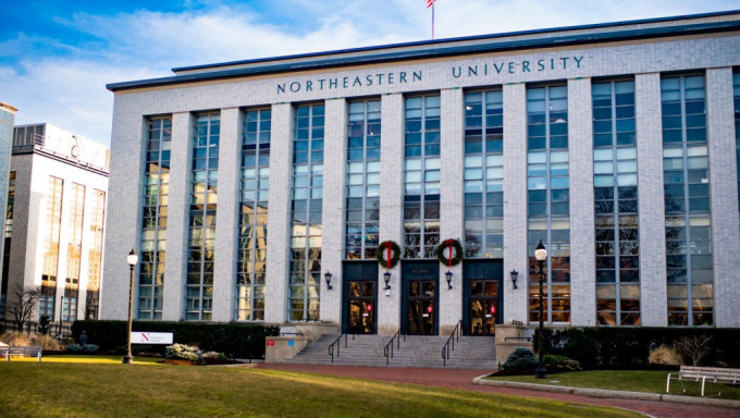 美國麻省東北大學擺了一個大烏龍。校方FB圖片