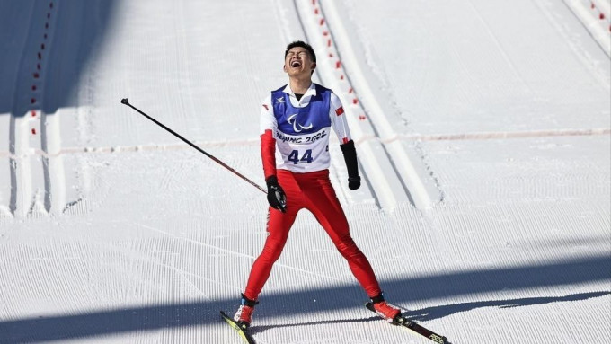 北京冬殘奧，越野滑雪男子長距離20公里(傳統技術)-站姿組比賽，中國蔡佳雲以54分27秒7完成勇奪銀牌。