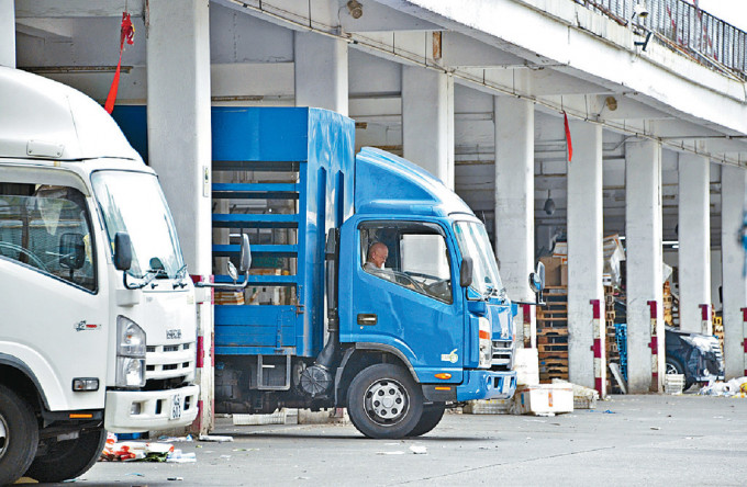 運輸署昨日替跨境貨車司機進行1149次核酸檢測，發現6人初步確診。資料圖片