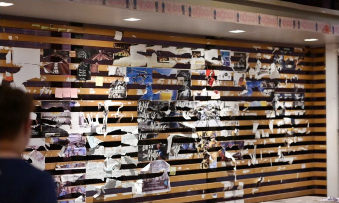 連儂牆被撕毀後，一地碎紙。FB香港大學學生會學苑即時新聞圖片