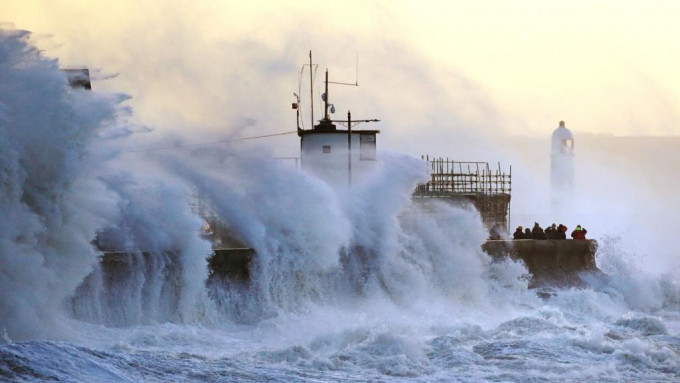 尤尼斯周五在英國威爾斯掀起強風巨浪。AP