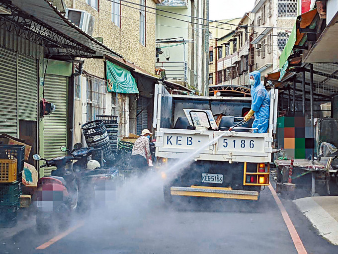 衞生人員在台灣嘉義縣消毒。