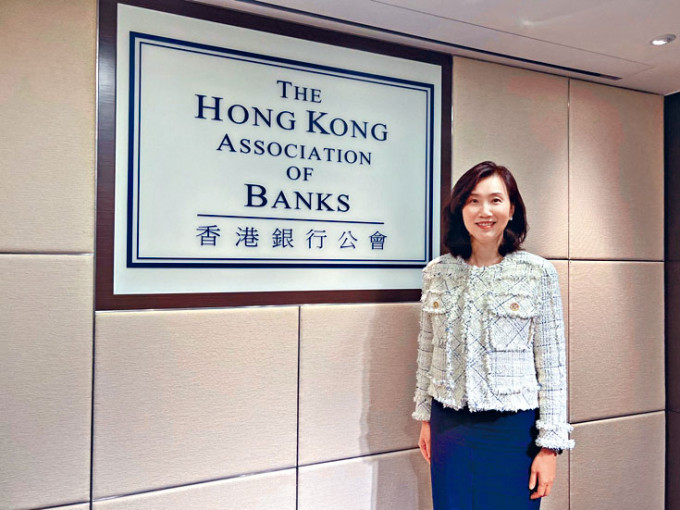 渣打香港区行政总裁禤惠仪表示，今年贷款增长存在变数，但期望随疫情稳定，可保持原定中单位数增长。