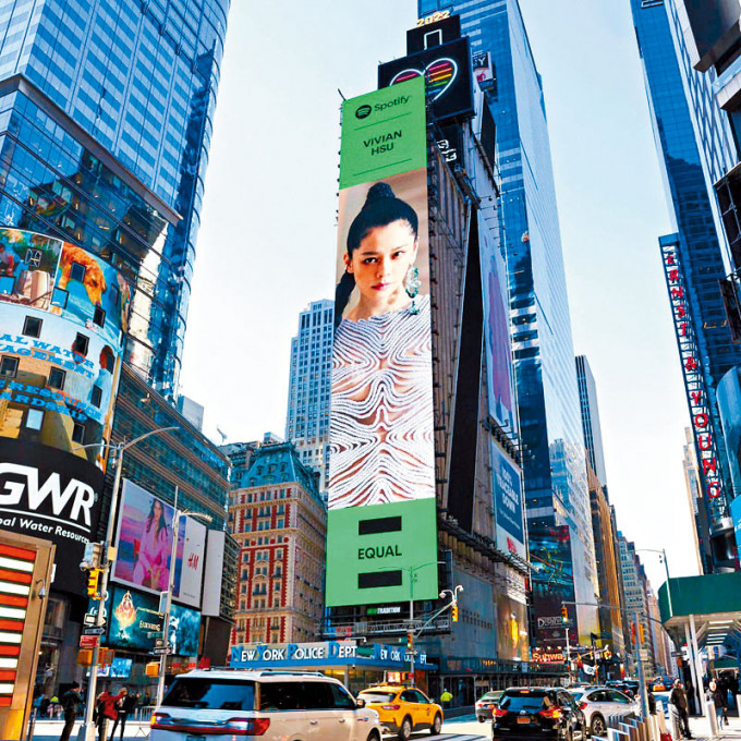 徐若瑄登紐約時代廣場巨幕，認真犀利！