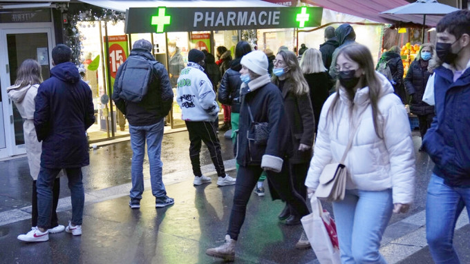 法国教师抗议政府放宽校内防疫规定。AP资料图片