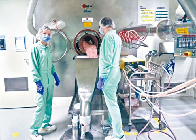 ■辉瑞职员在德国佛莱堡的厂房，制造新冠病毒口服药Paxlovid。 