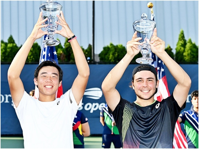 黄泽林（左）与拍档勇夺美网青少年组双打冠军。 美国网球公开赛官方图片