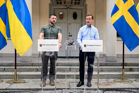 澤連斯基(左)與瑞典首相克里斯特松出席聯合記者會。路透社