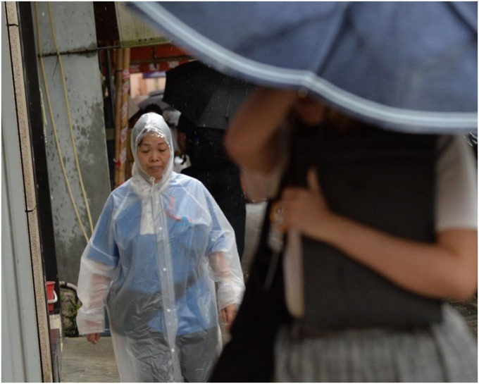 长洲在下午1时15分的过去一小时录得超过70毫米雨量。