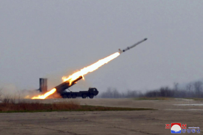 北韩日前进行战略巡航导弹超大型弹头威力测试和新型地对空导弹试射。美联社
