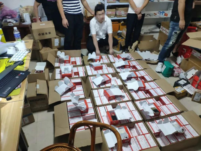 江西警方破獲一宗生產、銷售偽劣手機案件，拘捕3人。網圖