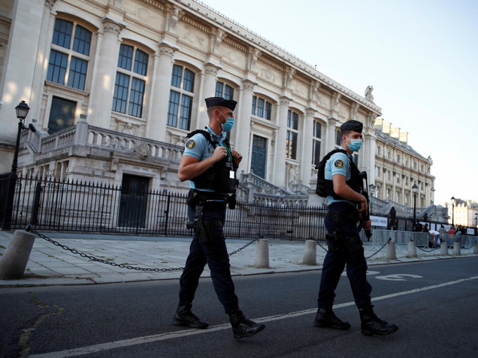 法國警方人員手持步槍，在法院大樓外戒備。路透社圖片