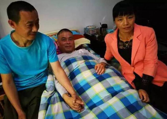 周玉英(右一)与两任丈夫一起生活，相处融洽。刘豪瑾(中) 赵金龙(左一)。互联网图片