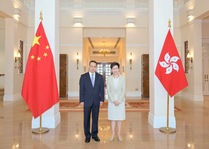 林郑月娥（右）；刘光源（左）。政府图片