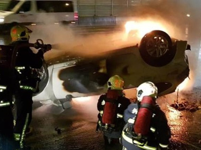 一輛私家車疑自撞翻車後起火燒燃，消防員其後在駕駛座發現一名男焦屍。　網上圖片