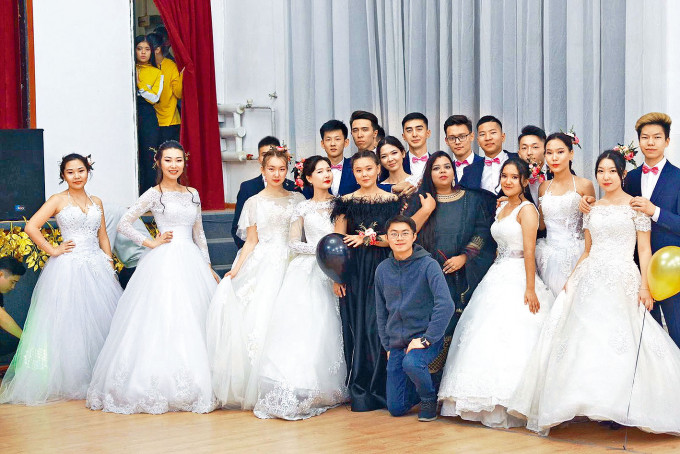 郭康生在哈國任教時深受學生歡迎，更獲邀出席學校聯系跳舞比賽。