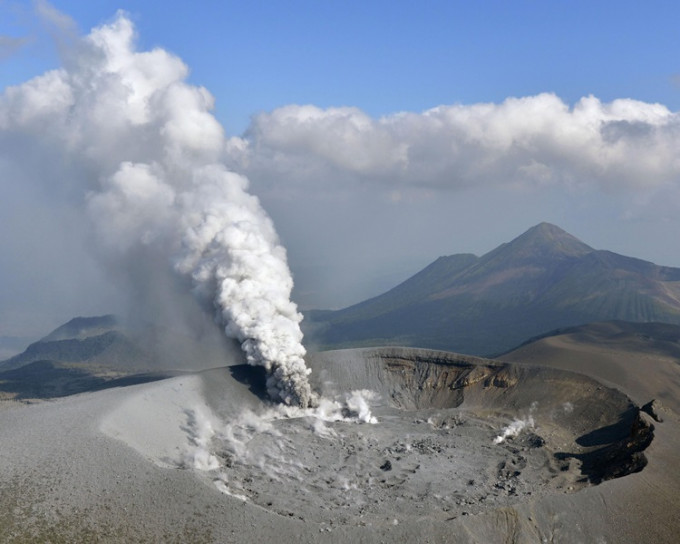 日本九州霧島的新燃岳火山。AP