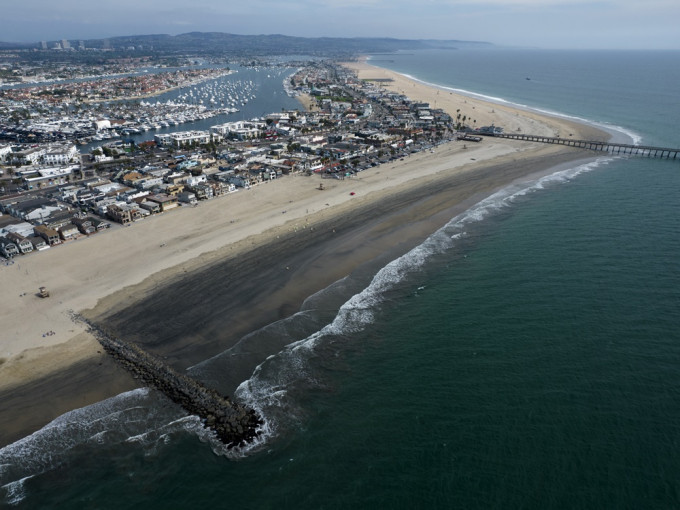 加州南部海岸有输油管漏出原油，导致海岸受污染。AP图
