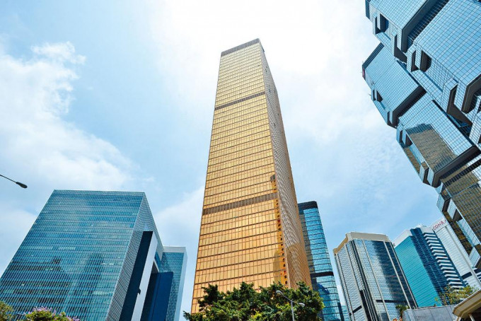金钟远东金融中心中层以每尺约55元租出，较旧租下跌约25%。