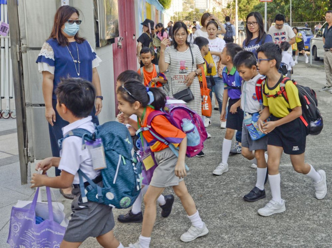 政府会由2019/20学年起，为公营及直资学校每年提供总共5.7亿元的额外资源。资料图片