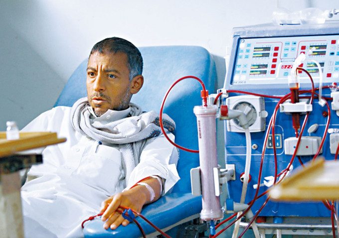 一名腎病患者接受透析治療。