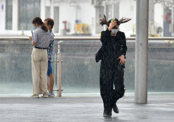 天文台指未来两三小时部分地区雨势可能较大。资料图片