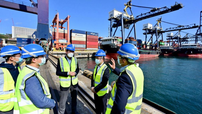 商經局局長邱騰華往葵青貨櫃碼頭，了解到港物資的物流安排。政府新聞處