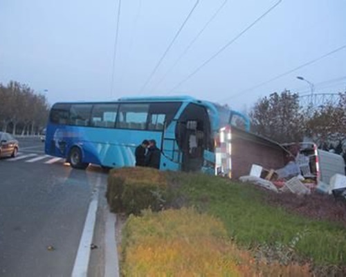 货车与一辆中型巴士相撞。图:微博