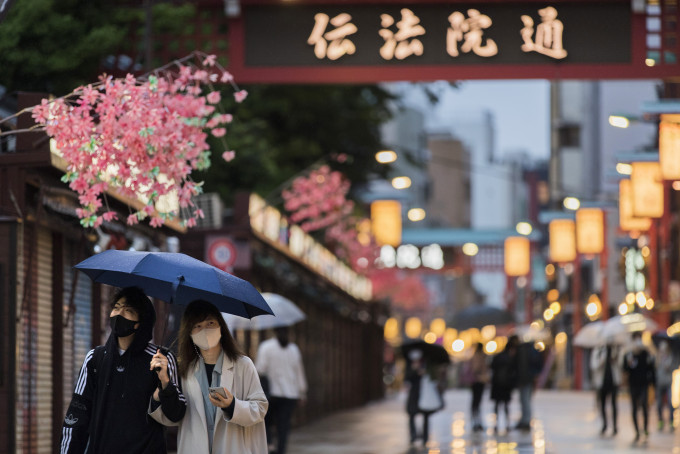 日本新增確診人數於10月起銳減。AP圖片
