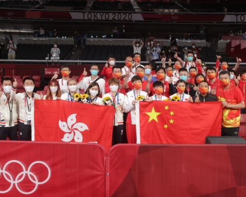 乒乓球女团颁奖仪式后，国家队和香港队拍下「全家福」。网上图片