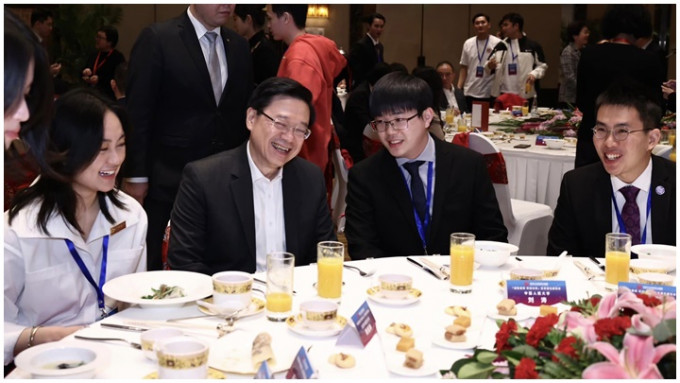 李家超今日出席由香港北京高校校友聯盟舉辦的在京港生座談會，與學生交流，之後共晉午膳。