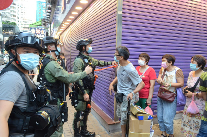 警方截查市民及记者。