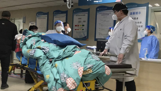 內地疫情近日非常嚴峻，據報上海德濟醫院估算，年底前全巿半數人將染疫。AP資料圖