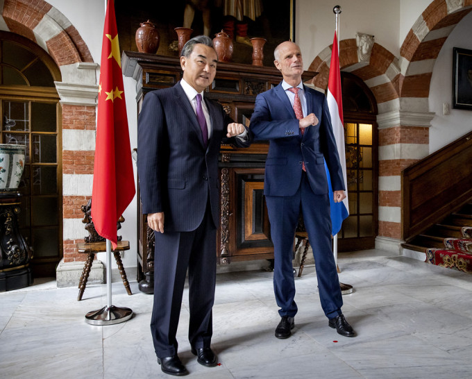 王毅與荷蘭外長會晤。 AP圖