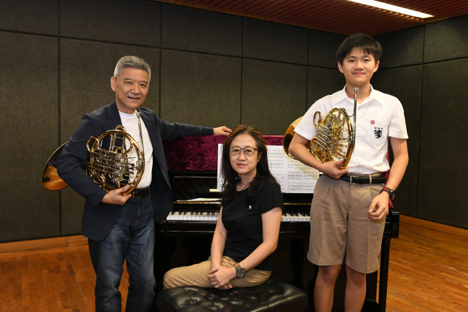 香港管弦樂團圓號手李少霖（左起）、敲擊樂手胡淑徽及兒子Yannis合照。