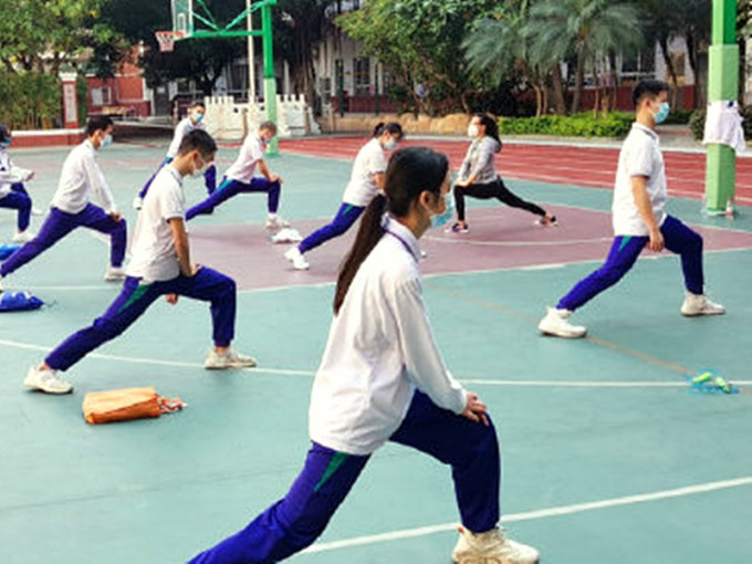 中國逾1億學生已復課，規定上體育課不准戴N95口罩。網圖
