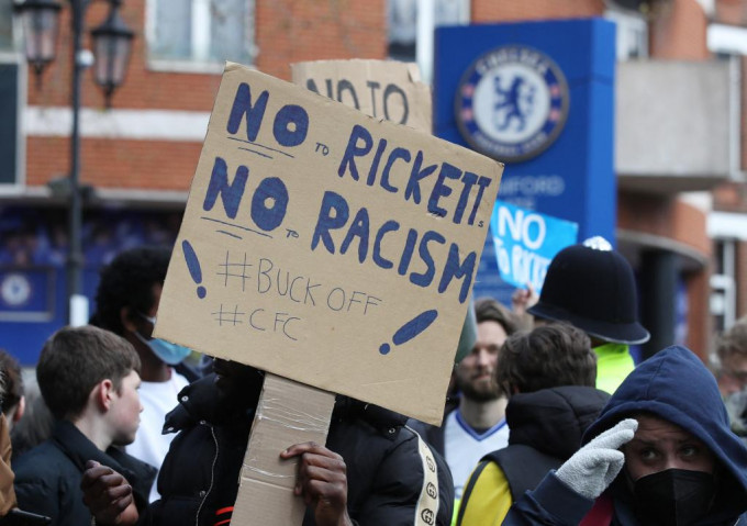 有车路士球迷游行反对历格斯家族入主，并批评祖尔历格斯的疑似种族歧视言论。Reuters