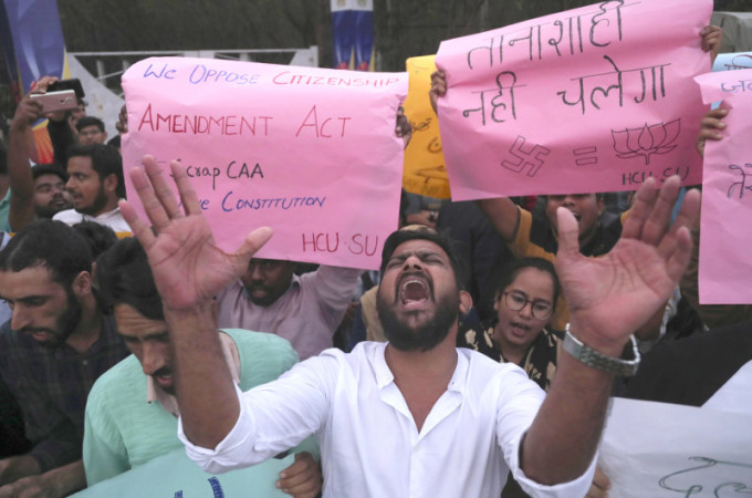 数千名示威者在新德里国立伊斯兰大学抗议演变成骚乱。ap