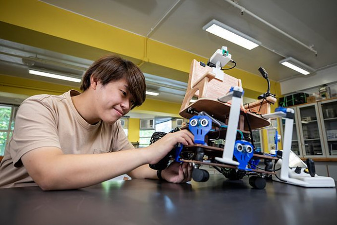 IVE电脑及电子工程高级文凭学生陈匡正 Justin 参加 VTC举办的 STEM设计比赛 凭 「智能轮椅」 的设计 获比赛总冠军。图为「智能轮椅」的雏型。