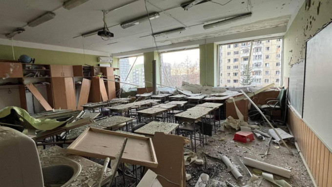 利沃夫市长发图指学校和住宅被击中。 X