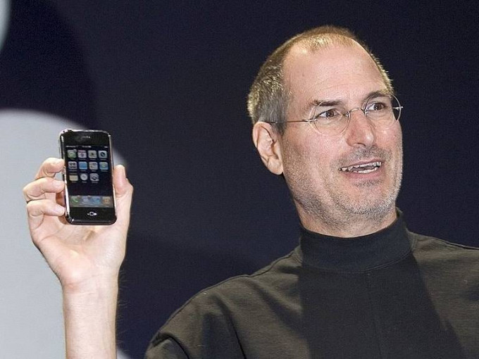 喬布斯在發布會介紹初代iPhone。互聯網圖片