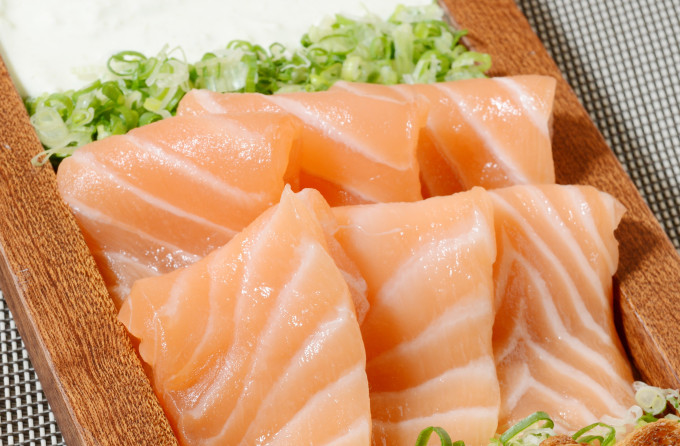 在日文当中「Salmon（サーモン）」才是大家经常食的三文鱼刺身。资料图片