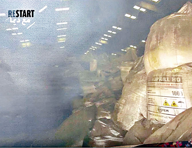 ■贝鲁特港口仓库大爆炸前储存的大批硝酸铵。