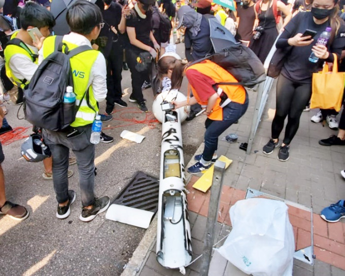 示威者破壞九龍灣多支智慧燈柱。