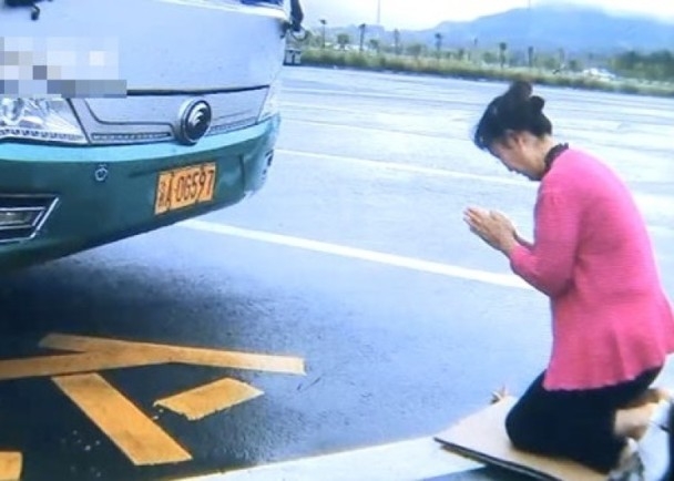 司機要求王女士下跪拜車神，並不是對她侮辱，是為了遊客們的安全考慮。（網圖）