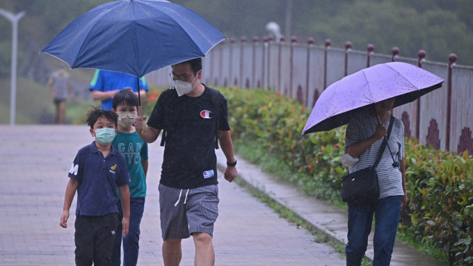 本港今日大致多雲幾陣驟雨及狂風雷暴。資料圖片