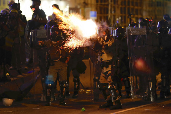 香港警方多次以催泪弹及橡胶子弹驱散示威者。AP
