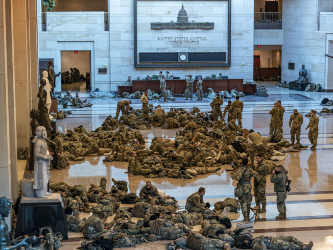 國民警衛隊在國會內通宵留守防暴亂。AP