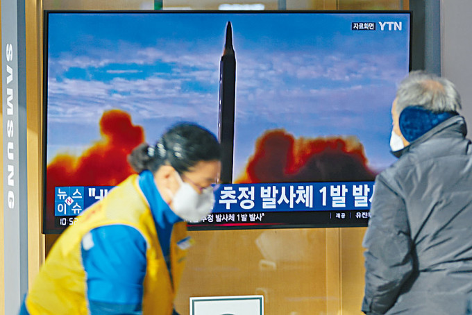 首尔一个火车站的大电视，周三播放北韩发射导弹的资料片段。