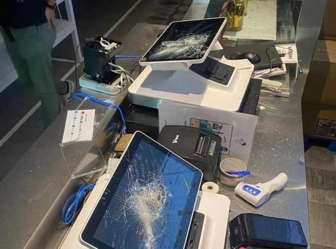 有示威者昨闯入新城市广场内一间店铺，毁坏多部电子屏幕。警方FB图片